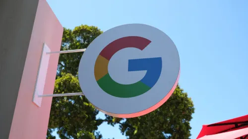 شعار Google الملون مع خلفية سماء زرقاء وأشجار، يرمز إلى النزاع القانوني حول استخدام المحتوى التعليمي والإعلامي في نتائج البحث بالذكاء الاصطناعي.
