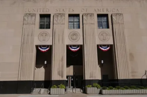 واجهة مبنى المحكمة الفيدرالية في ديترويت، مزينة بأعلام، حيث تم اتخاذ قرار بشأن الإفراج عن خوسيه كونتريراس سيرفانتيس المريض.