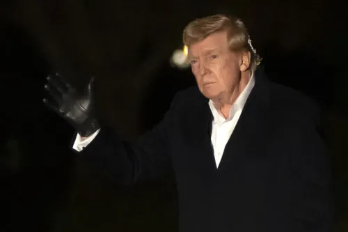 ترامب يلوح بيده أثناء مغادرته، في سياق حكم قضائي يمنع إقالة كاثي هاريس من مجلس حماية الموظفين الفيدراليين.