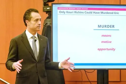 المحامي يقدم حججه في محاكمة كوري ريتشنز بتهمة القتل، مع عرض توضيحي يبرز عناصر الجريمة: الدافع، الوسيلة، والفرصة.