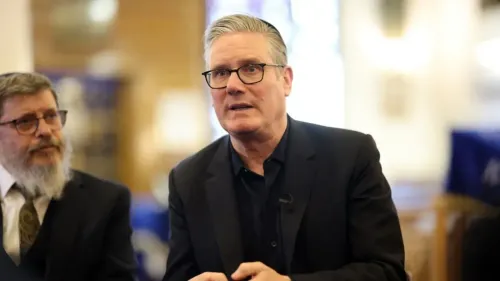 زيارة رئيس الوزراء البريطاني كير ستارمر لكنيس كينتون يونايتد في لندن، حيث يتحدث عن قلقه من الهجمات المدعومة إيرانياً.