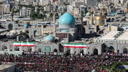 حشود ضخمة من المشيعين في مدينة مشهد أمام ضريح الإمام الرضا خلال مراسم دفن المرشد الأعلى الإيراني علي خامنئي.
