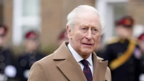 تشارلز الثالث، ملك إنجلترا، يظهر في مناسبة رسمية، مع خلفية تضم أفرادًا من الحرس. يتناول النقاش حول الإسلام وتأثيره في بريطانيا.