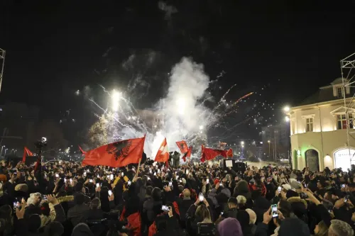 احتفالات حاشدة في بريشتينا بعد فوز حزب حركة تقرير المصير في الانتخابات البرلمانية، مع رفع الأعلام وإطلاق الألعاب النارية.