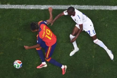 لاعب إسباني شاب يرتدي القميص رقم 19 يتعرض للعرقلة من لاعب آخر خلال مباراة في كأس العالم، مع التركيز على حركته الديناميكية.