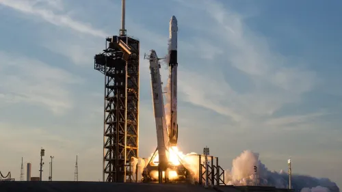 إطلاق صاروخ Falcon 9 من شركة SpaceX من محطة كايب كانافيرال في فلوريدا ضمن مهمة Crew-13 لنقل رواد فضاء إلى المحطة الدولية.