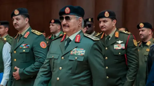 خليفة حفتر، قائد القوات المسلحة العربية الليبية، يظهر في حدث رسمي مع ضباط آخرين، في سياق تقرير حول تهريب النفط والأسلحة في ليبيا.