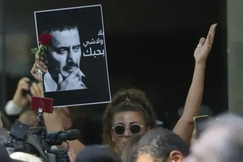 محتجون يحملون لافتة تحمل صورة زياد الرحباني مع وردة، في تجمع لتكريمه بعد وفاته، معبرة عن الحزن والاحترام.