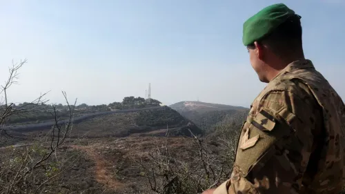 جندي لبناني يرتدي زيًا عسكريًا ويشاهد الحدود اللبنانية الإسرائيلية، في سياق التوترات البيئية والصحية الناتجة عن رش المواد الكيميائية.