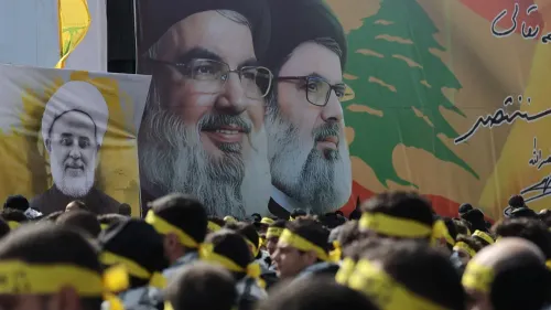 تجمع حشود كبيرة من أنصار حزب الله في جنوب بيروت خلال تشييع حسن نصر الله وهاشم صفي الدين، مع لافتات وصور للزعيمين.