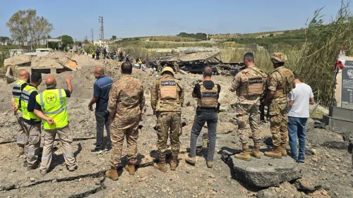 مجموعة من الأشخاص، بينهم جنود لبنانيون، يتفقدون موقعًا دمره انفجار في لبنان، وسط أجواء توتر بشأن وقف إطلاق النار.