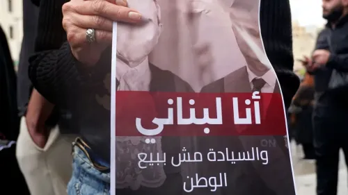 لافتة تحمل عبارة "أنا لبناني والسيادة مش بيع الوطن" خلال احتجاج في لبنان، تعكس مشاعر السيادة الوطنية والرفض للتنازلات.