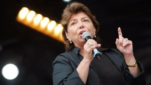 ليلى شهيد، الدبلوماسية الفلسطينية الراحلة، تتحدث بحماس خلال حدث عام، معبرة عن قضايا فلسطين.