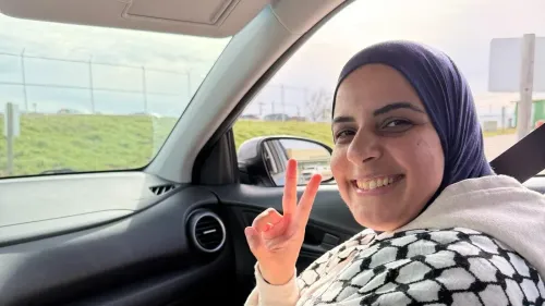 لقاء كردية مبتسمة داخل سيارة، تظهر وهي ترفع علامة النصر، بعد إطلاق سراحها من مركز احتجاز في تكساس.