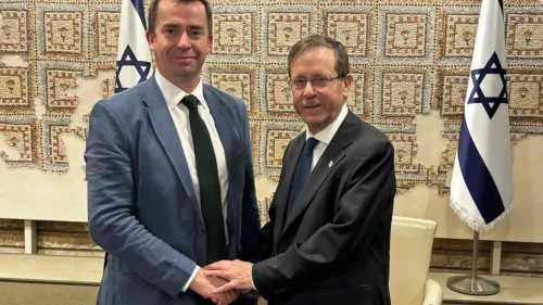 كالوم ميلر، المتحدث باسم الشؤون الخارجية للحزب الليبرالي الديمقراطي، يصافح الرئيس الإسرائيلي إسحاق هرتسوغ في لقاء مثير للجدل.