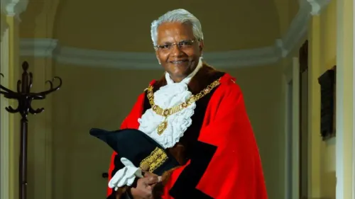 استقال بهارات بانخانيا، عمدة مدينة باث، بعد نشره منشورات مثيرة للجدل عن هجوم على سيارات إسعاف يهودية، مما أثار ردود فعل واسعة.