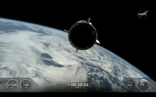 كبسولة Crew Dragon Grace تنفصل عن المرحلة الثانية لصاروخ Falcon 9 فوق الأرض بسرعة 27006 كم/س في رحلة Crew-13 نحو محطة الفضاء الدولية.