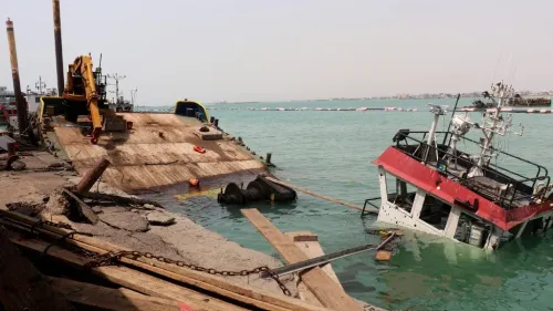 ميناء المخا اليمني يظهر فيه رصيف متضرر وسفينة غارقة جزئياً في البحر الأحمر بعد هجمات الحوثيين المتكررة.