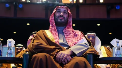 ولي العهد السعودي الأمير محمد بن سلمان يجلس في حدث رسمي، مع التركيز على تعابيره أثناء المناقشات حول الوضع الإقليمي.