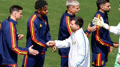 ليونيل ميسي يصافح لاعبي منتخب إسبانيا الشباب قبل نهائي كأس العالم 2026، مشهد يجسد لقاء جيلين بفارق عمر يزيد عن عشرين عاماً.