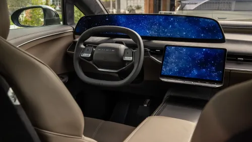 مقصورة قيادة سيارة كهربائية ذاتية من Lucid Motors بشاشتين رقميتين متطورتين تعكس تطور تقنيات القيادة الذاتية في أوروبا.