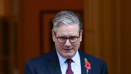 كير ستارمر، رئيس الوزراء البريطاني، يظهر في صورة رسمية مع نظارات، وهو يعبر عن قلقه بشأن قضايا العنصرية ومعاداة السامية في بريطانيا.