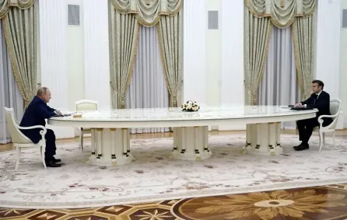 محادثة هاتفية بين الرئيسين الروسي فلاديمير بوتين والفرنسي إيمانويل ماكرون، تظهر التوترات المستمرة بين البلدين.