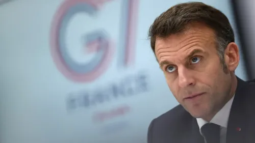 الرئيس الفرنسي إيمانويل ماكرون خلال مؤتمر صحفي، يتحدث عن مقتل جندي فرنسي في العراق وأهمية الدور الدفاعي للقوات الفرنسية في الشرق الأوسط.