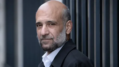 رامي شاث، ناشط حقوقي فلسطيني، يظهر في صورة قريبة مع تعبير جاد، في سياق مواجهته الترحيل من فرنسا بسبب نشاطه المؤيد لفلسطين.