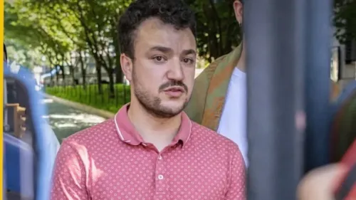 ناشط فلسطيني يتحدث في مكان عام، مع خلفية من الأشجار. يعكس الصورة قضايا حقوق الإنسان والاعتقال السياسي.