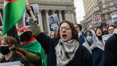 محتجون يحملون الأعلام الفلسطينية في تظاهرة تطالب بالحقوق الفلسطينية، مع لافتات تعبر عن دعمهم للقضية.