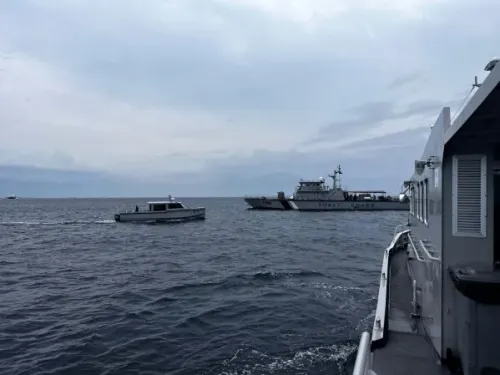 سفن تابعة للبحث والإنقاذ تبحر في مياه جزر المالديف، حيث تُعلّق عمليات البحث عن غواصين إيطاليين مفقودين بعد وفاة غواص مالديفي.