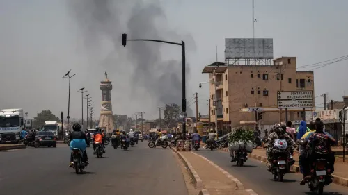 دخان يتصاعد من موقع هجوم في كاتي بمالي، حيث تواجدت حركة مرور كثيفة على الطرق، مما يعكس حالة الفوضى بعد اغتيال وزير الدفاع.