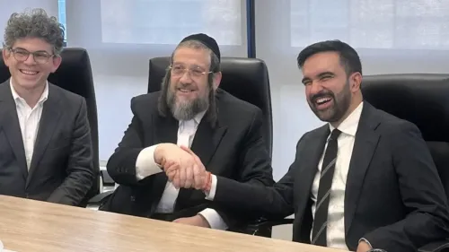 تأييد الحاخام موشيه إنديغ للمرشح الديمقراطي زهران ممداني في اجتماع في بروكلين، يعكس أهمية دعم المجتمع الحريدي في الانتخابات.