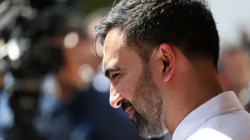 ممداني، الشاب المسلم الاشتراكي الديمقراطي، يظهر مبتسمًا وسط تجمع إعلامي بعد فوزه التاريخي في انتخابات نيويورك، مما يعكس تحولًا سياسيًا.