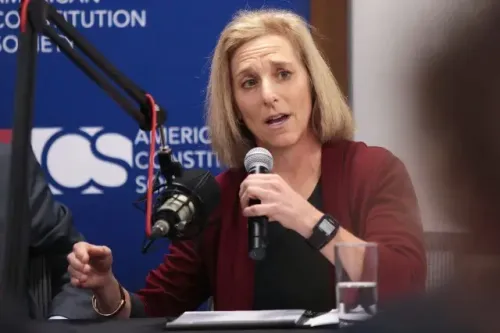 قاضية المحكمة العليا جيل كاروفسكي تتحدث خلال حدث، مع التركيز على قضايا العدالة والمخاطر التي تواجهها نتيجة التهديدات.