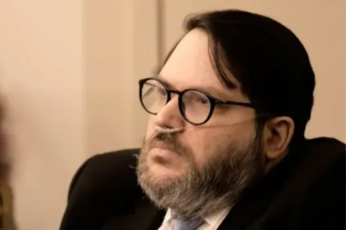 نيكولاس روسي، المتهم بالاغتصاب، يظهر في جلسة المحكمة مرتديًا بدلة، مع أنبوب أكسجين، أثناء انتظار الحكم عليه في سولت ليك سيتي.