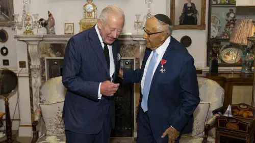 مانفريد غولدبرغ، الناجي من الهولوكوست، يتلقى وسام الإمبراطورية البريطانية من الملك تشارلز في حفل خاص، معبرًا عن إرثه في التوعية بالمحرقة.