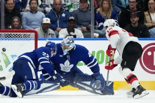 حارس مرمى فريق مابل ليفز يتصدى لكرات الهجوم في مباراة هوكي، بينما يتنافس اللاعبون في أجواء حماسية أمام جمهور متفاعل.