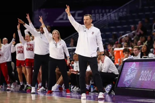 المدرب جيف والز وفريق لويزفيل كاردينالز أثناء مباراة بطولة NCAA، حيث يظهرون حماسهم وتوجيهاتهم خلال اللعب.