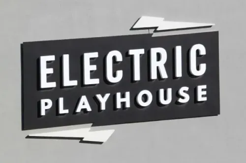 شعار "Electric Playhouse" في لاس فيغاس، مركز ألعاب ومطاعم تفاعلي يستخدم تقنيات متقدمة لإنشاء تجارب ألعاب فريدة.