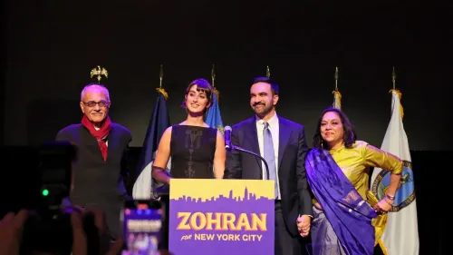 مؤيدو زهران ممداني، المرشح المسلم لرئاسة بلدية نيويورك، يقفون معًا على المنصة، يعبرون عن دعمهم في خضم الحملة الانتخابية.