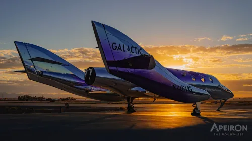 مركبة الفضاء Apeiron من Virgin Galactic تستعد لرحلات الفضاء التجارية غير المدارية بواجهة عصرية في غروب الشمس.
