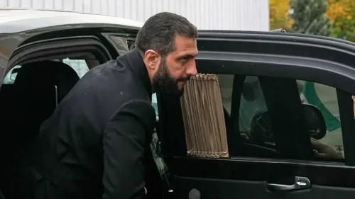 الرئيس السوري أحمد الشرع يخرج من سيارة، في سياق زيارته المرتقبة للبيت الأبيض لتعزيز التحالف ضد تنظيم الدولة الإسلامية.