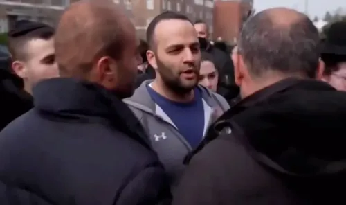 ضابط شرطة خارج الخدمة يتحدث بشكل عدائي مع صحفي فلسطيني في غولدرز غرين، لندن، خلال تغطية اعتداء على سيارات الإسعاف.