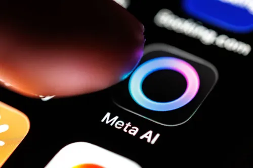 إصبع يلمس أيقونة تطبيق Meta AI على شاشة هاتف ذكي، في سياق نقاش حول شروط استخدام محتوى مواقع الناشرين لتدريب الذكاء الاصطناعي.