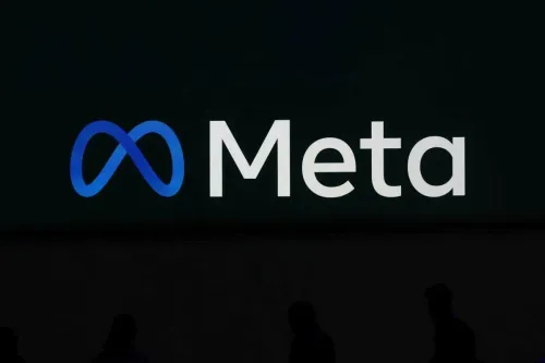 شعار شركة Meta يظهر في الخلفية مع تواجد ظلال لأشخاص، مما يعكس التغييرات الكبيرة في سوق العمل بسبب تسريحات الموظفين.
