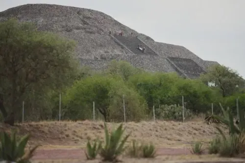 أهرامات تيوتيواكان الشهيرة في المكسيك، مع وجود زوار يتسلقون الهرم، بعد حادث إطلاق نار مروع أسفر عن إصابات بين السياح.