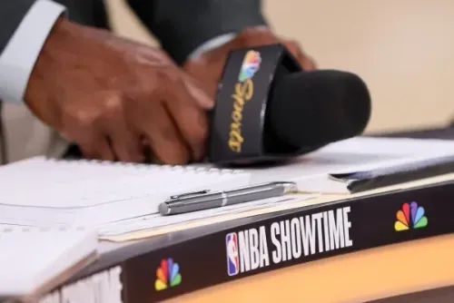 ميكروفون شبكة إن بي سي سبورتس مع ملاحظات مكتوبة، يظهر استعدادات البث لعودة الدوري الأمريكي للمحترفين.