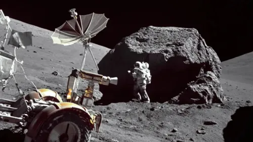 رائد فضاء وآلية استكشاف على سطح القمر ضمن مهمة بحثية لتحليل تربة القمر عن آثار حضارات فضائية قديمة باستخدام تقنيات متقدمة.